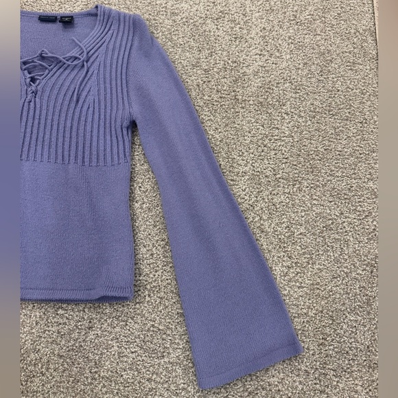 SOLD Bailey’s Point Purple Lace Up Top with balloon sleeves Size: M - Picture 2 of 4